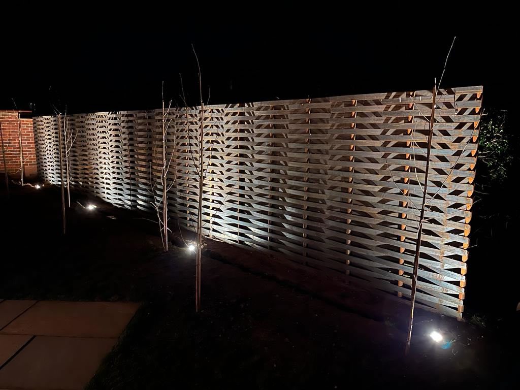 woven steel fencing with uplights